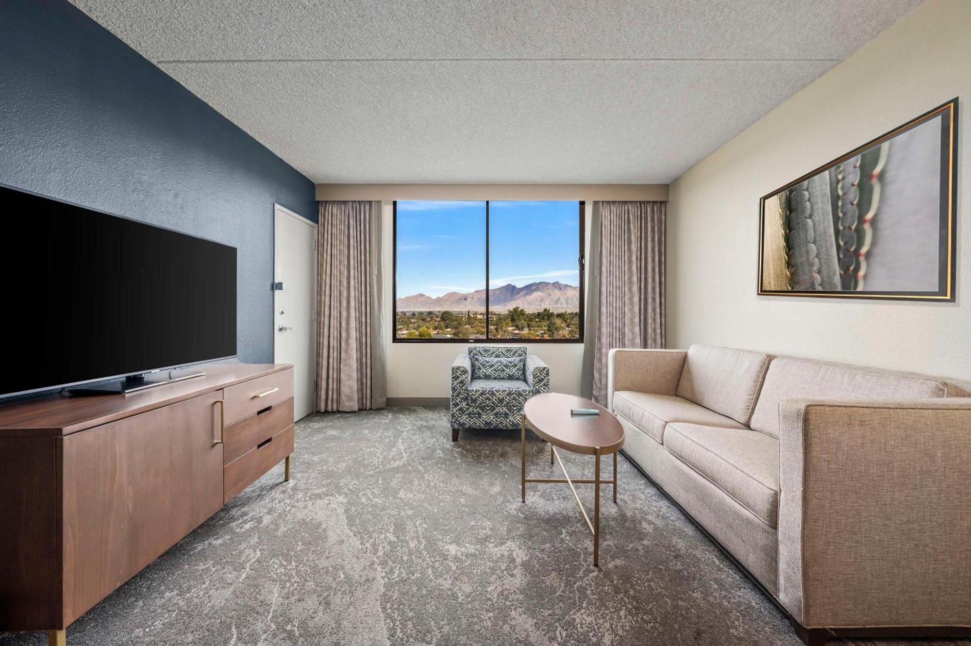 Doubletree By Hilton Tucson-Reid Park Hotel Екстериор снимка